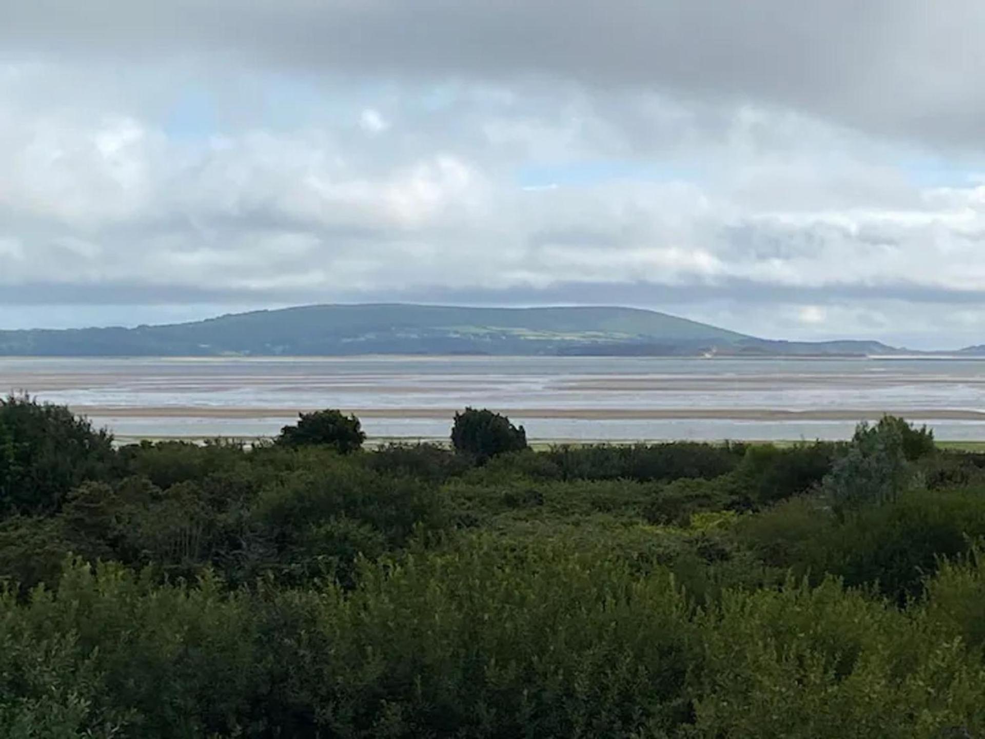 2 Bed-Sleeps 4-Sea View-Pet Friendly-Parking Lägenhet Llanelli Exteriör bild