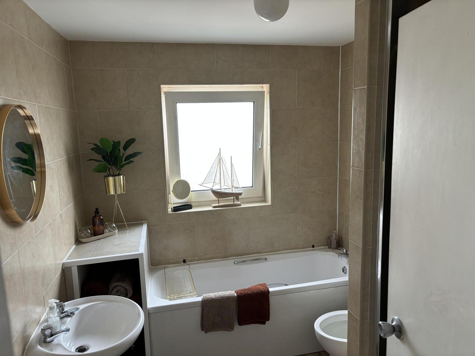 2 Bed-Sleeps 4-Sea View-Pet Friendly-Parking Lägenhet Llanelli Exteriör bild